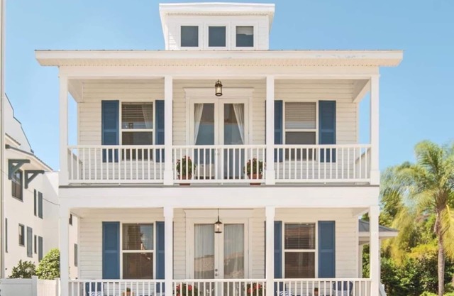Designer Home for 8 Walk to Downtown Dunedin and Waterfront
