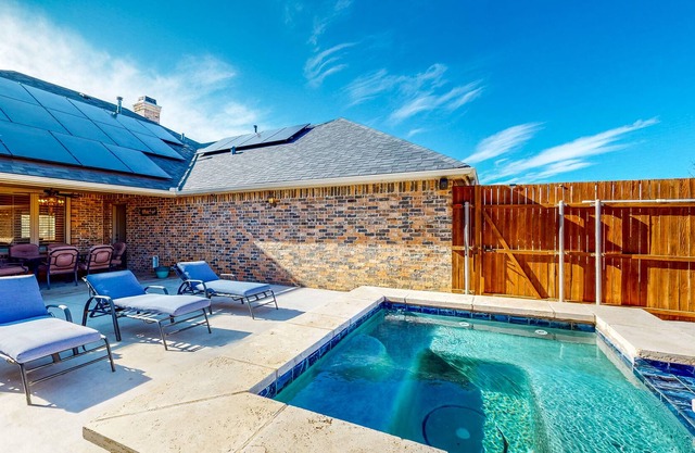 Designer Home - Private Pool, Pool Spa, Outdoor Kitchen, Office, Dog-Friendly