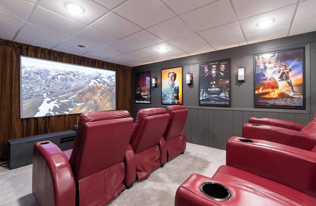 Luxury Designer Home, Theatre, Games & BBQ Grill!