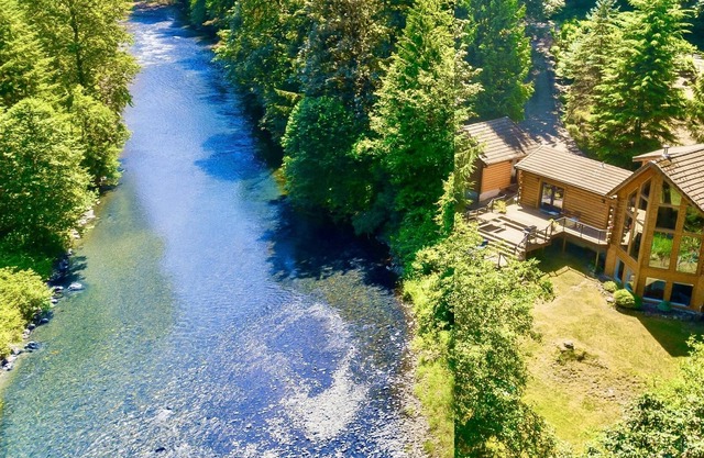 5 étoiles Waterfront Log Home sur Acre isolée avec vue sur OMG