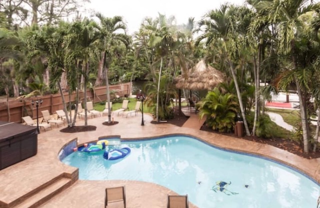 DESIGNER OASIS RESORT ..11 CHAMBRES D'HÔTES .SLEEPS 24 PERSONNES