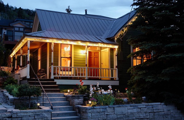 Home Designer - ** WALK TO MAIN STREET ** -Hot remous, Cheminée, Art originale, etc