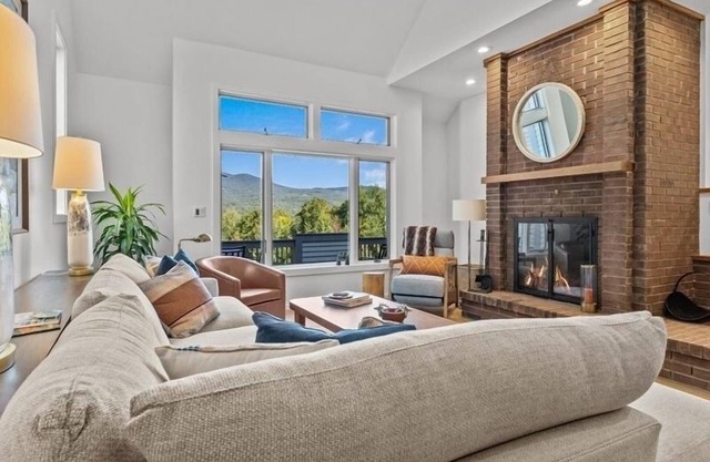 DESIGNER STOWE home: PRIME LOCATION, private hot tub with views