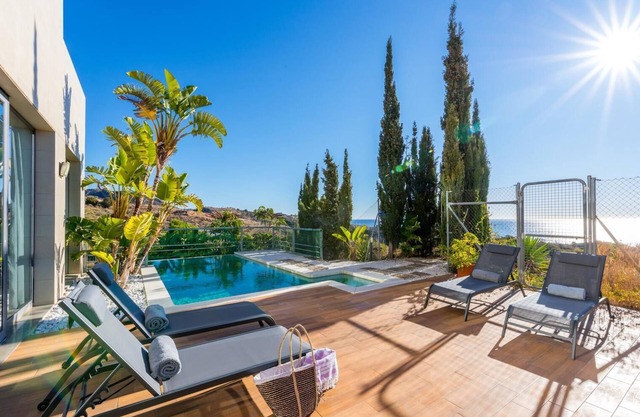 villa design avec vue sur la piscine et imprenable sur la baie de Malaga