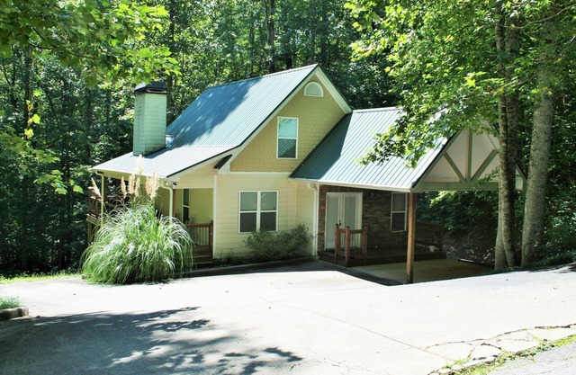 Chalet w / Creek près de Helen Water Park & Golf * Porches couverts * Sunroom * WIFI gratuit