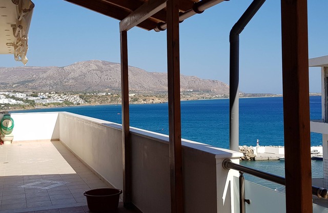 La maison de Despina la vue au bleu clair!