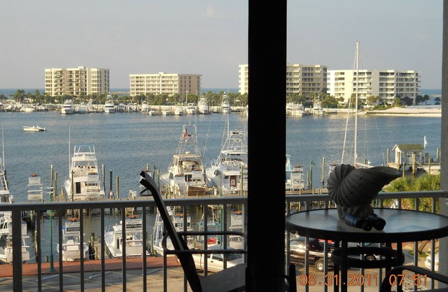DESTIN HARBOUR BOARDWALK COUPLES PARADISE