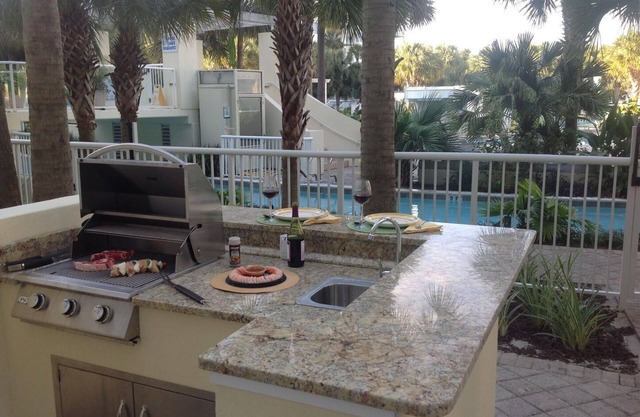 Condo 3BR Lanai ~ Immense patio avec bar Tiki et cuisine extérieure! Étapes vers Lazy River