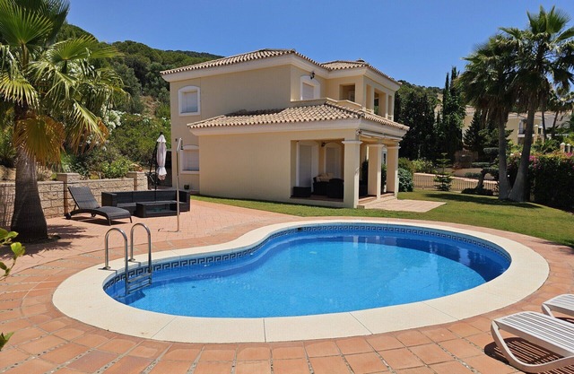 Detached 3 bed 3 bath Villa with Pool outside dining, AC, Wi-Fi. Golf Course