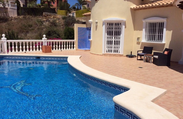 Détaché 3 chambres, 2 salles de bains villa avec piscine privée face sud.