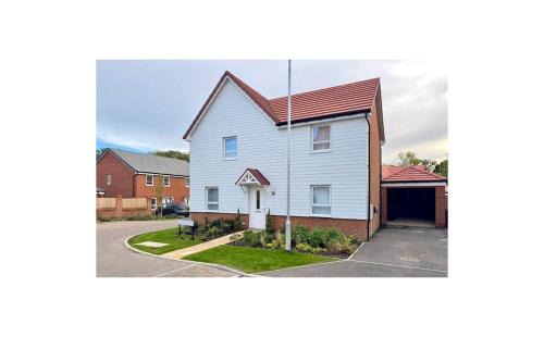 Detached 4BR House - Private Garden, Garage & Parking - Perfect for Long Stays, Families, Contractors