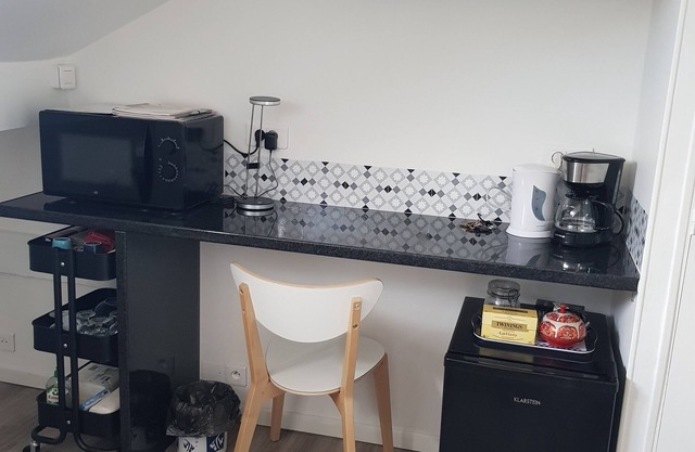Chambre indépendante mansardée dans immeuble sécurisé (6ième étage)