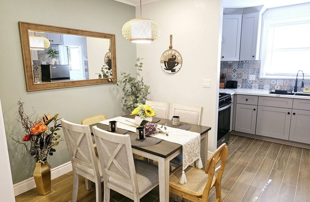 Detached Bungalow Home Prime location Close to DT Pasadena King Size -Bed! 29