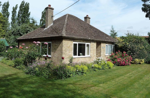 Bungalow détaché dans le grand jardin avec pelouse et Old Orchard. Maison non-fumeur