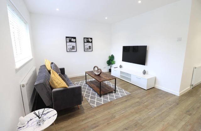 Detached Bungalow - Sleeps 8 - Free Parking, Fast Wifi, Smart TV and Garden by Yoko Property