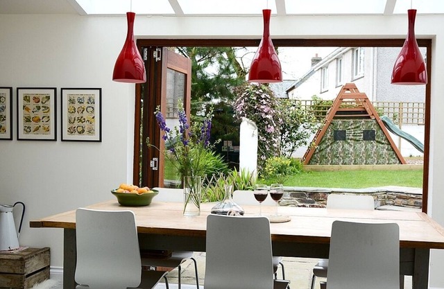 Cottage de caractère indépendant, familial avec des installations de jeux à l'extérieur.