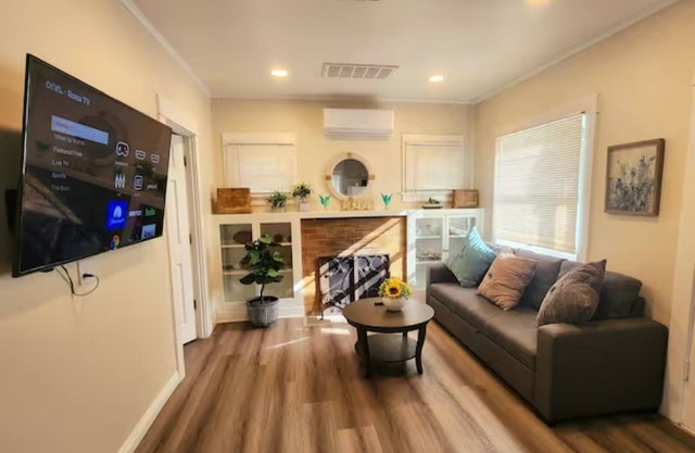 Detached charming house 2 bedroom 1 bath Prime location King Bed!