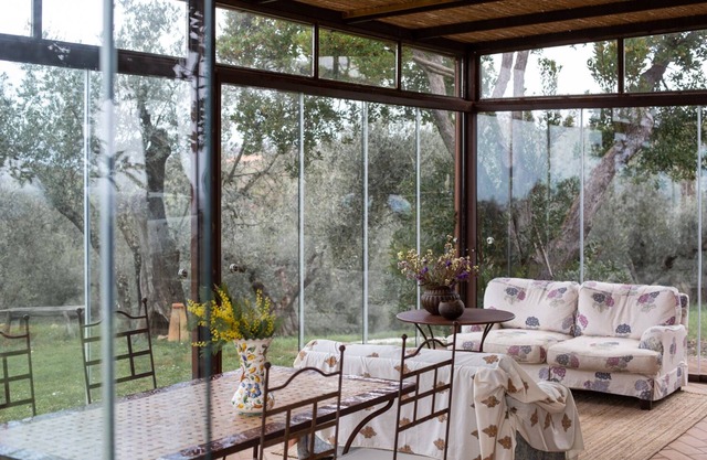 maison en pierre confortable et de bon goût avec jardin et vue sur la mer imprenable