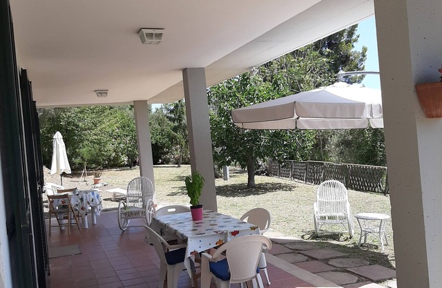 maison isolée, entourée de chênes verts et d'oliviers.
