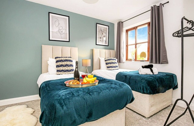 Detached House - Central MK - Parking - Fast Wifi