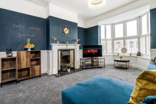 Detached House - Central Location - Free Parking, Pool Table, Fast WiFi & Smart TV with PS4 and Netflix by Yoko Property