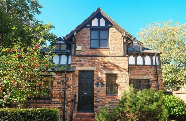 Detached house in Whalley Range with gated parking, close to city centre