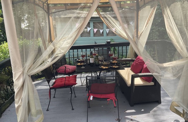 Detached House With hot Tub, Pool Table Gym, and Lovely Outdoor Eating Area