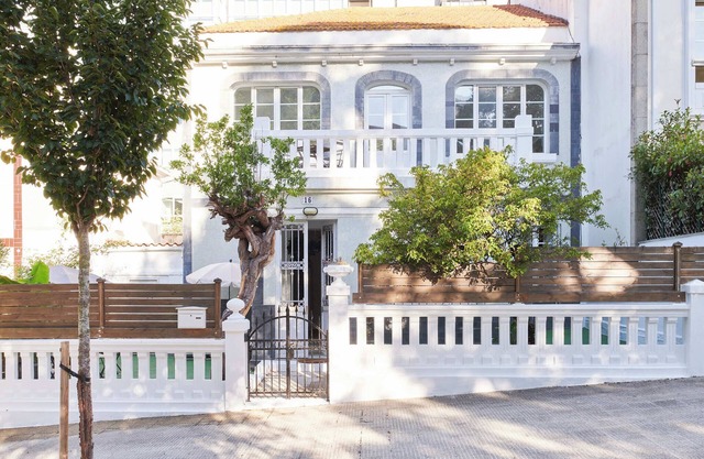 Detached house with garden (Two minutes from the beach!)