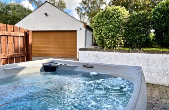 Detached lakeland cottage, with private hot tub and leisure facilities, pool