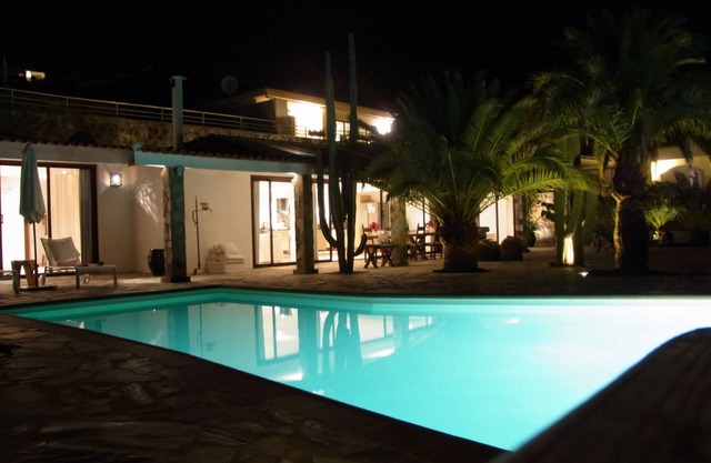 Villa moderne indépendante avec piscine chauffée et vue imprenable sur la mer
