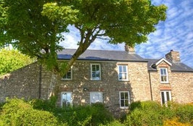 Ferme en pierre traditionnelle indépendante dans l'ouest du Pembrokeshire, Pays de Galles, Royaume-Uni
