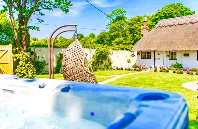 Enchanteur, chaumière isolée dort 2-6 personnes avec un Hot Tub de luxe.