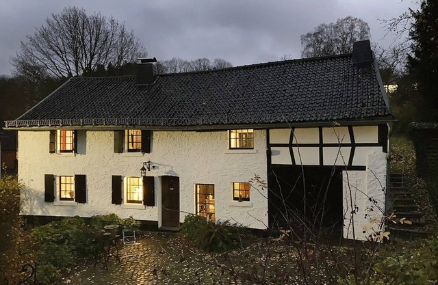Isolé, à la maison reconstruite, ancien corps de ferme avec une touche personnelle
