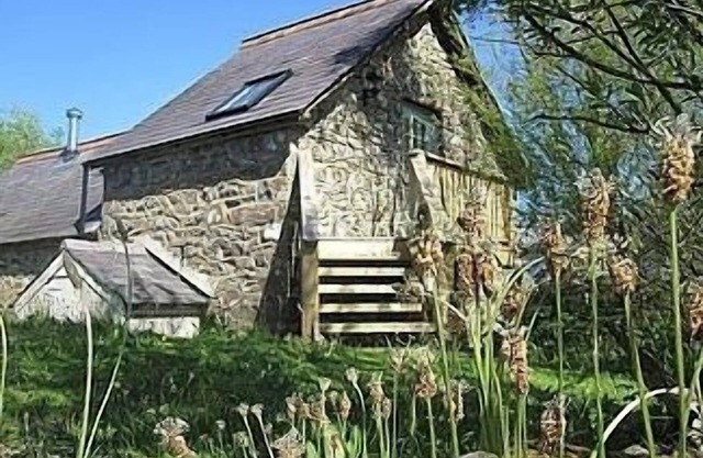Isolé Cottage traditionnels gallois situé dans Pembrokeshire national Par