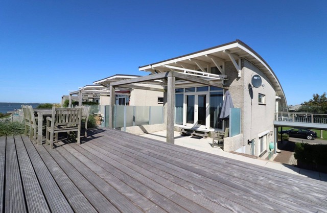 Detached villa on the dike of the IJsselmeer