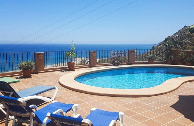 Villa individuelle avec une vue fantastique et une piscine privée.