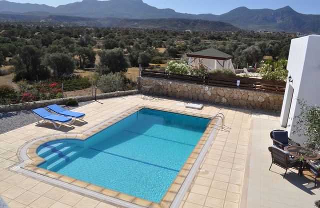 Villa individuelle avec piscine privée et magnifique vue mer et montagne ininterrompue