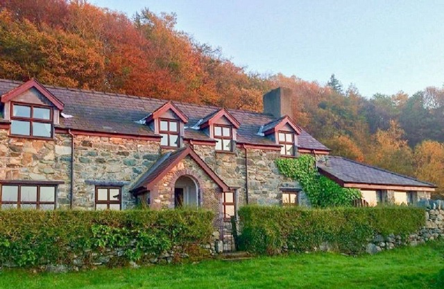 Detached Welsh Cottage. Quiet location with mountain & sea views. Sleeps 7.