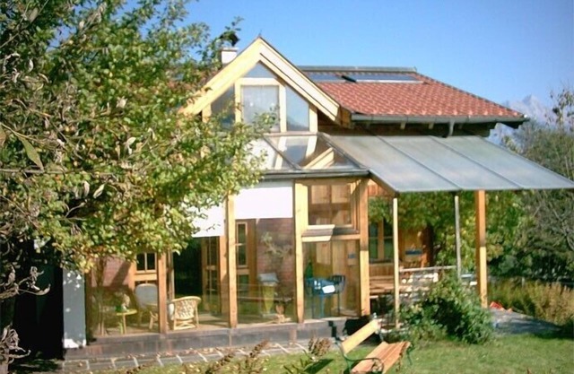 Maison en bois calme, indépendante avec une vue fantastique