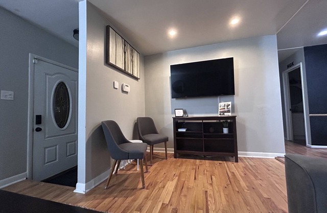 Detroit Global Getaway - Renovated 3BR House Near Airport - Minutes from Detroit