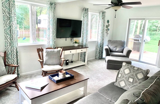 Devil's Lake Cottage - Family Friendly a block from State Park Entrance! Skiing