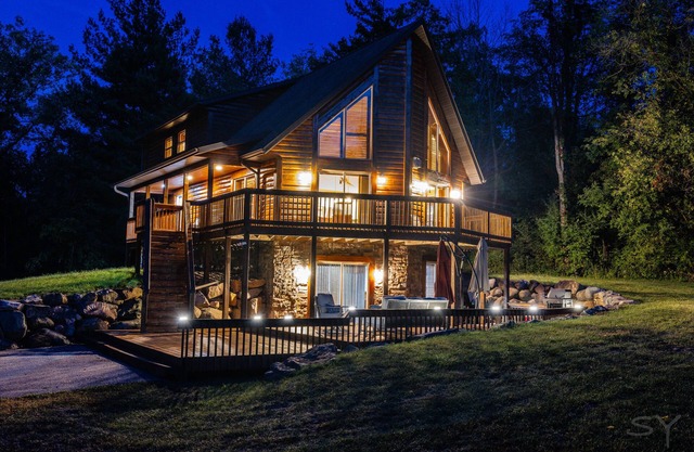 DEVILS LAKE ESCAPE -NEW OWNERS!! SLEEPS 12 -8 BEDS WALK TO THE PARK