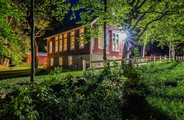 DEVILS LAKE SCHOOL HOUSE , Walk to the Park and Tumbled Rock Micro Brewery