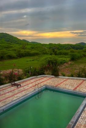 Dhundhleshwar resort Near Narayan pur dam basoli road D148 Bundi