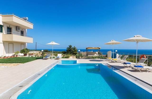 Villa Diamantis! Vue imprenable sur la mer, piscine privée 40m2, 1 km de la plage et des commerces