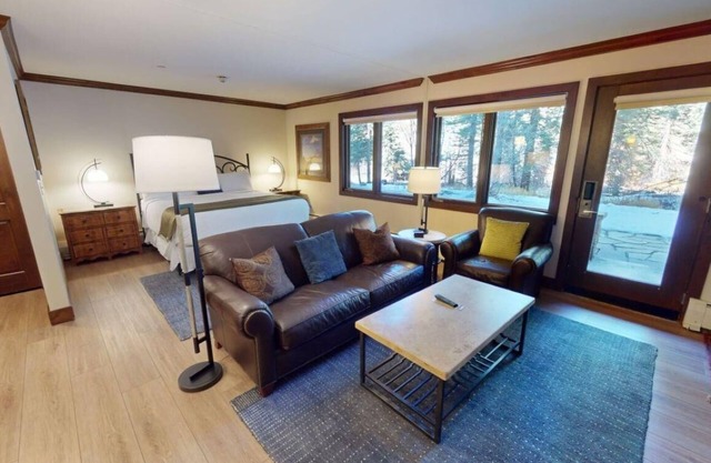 Serenity on the Creek - Diamond Manor Vail Studio with Bfast + Pools + Hot Tubs