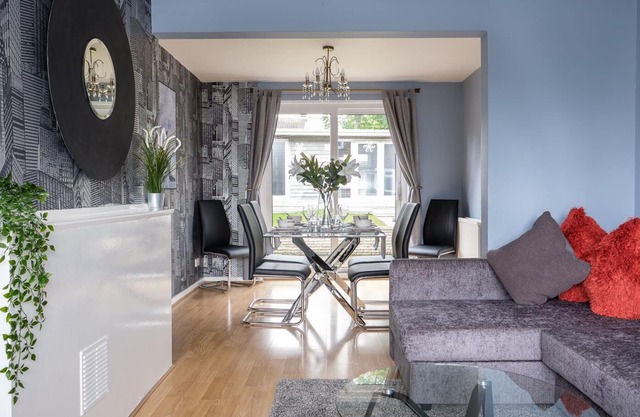 Dickens House Close 15min from Gatwick