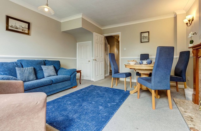 Didcot White House | Oxfordshire Holiday Let | 2 Beds & Sleeps 3