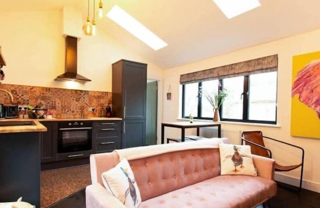 Diesel's Desirable Den, Dogs Welcome, Parking