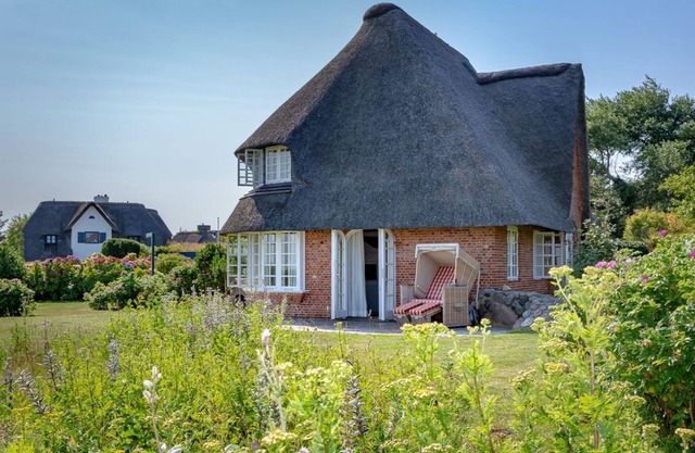 Dietz Hüs - Enjoy Sylt's nature & support saving what you love.